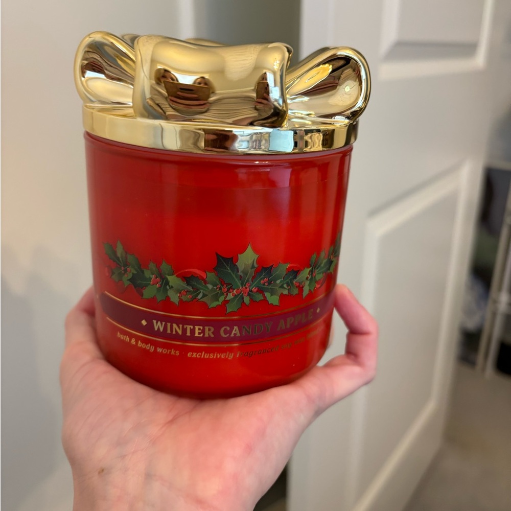 BATH & BODY WORKS “WINTER CANDY APPLE” LIMITED EDITION GOLD BOW LID CANDLE.